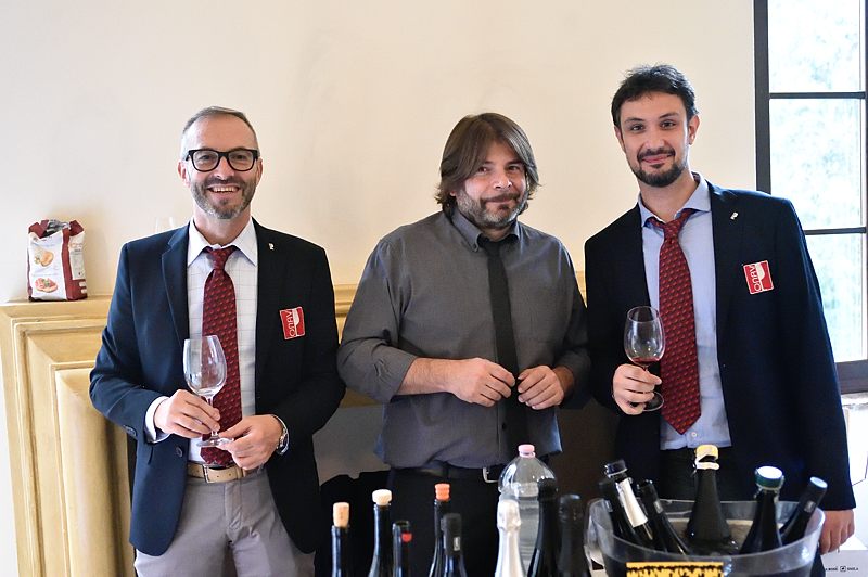 Assaggiatori ONAV presso l'azienda di Stefano Milanesi