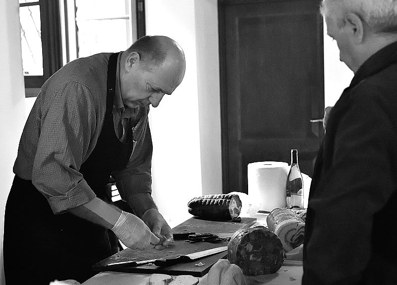 Nunzio Toselli de Lo Stallo del Pomodoro mentre prepara gli affettati per i panini