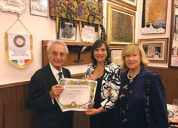 L'avv. Vittorio Alongi con la giornalista Carmen Guerriero e la signora Laura Alongi