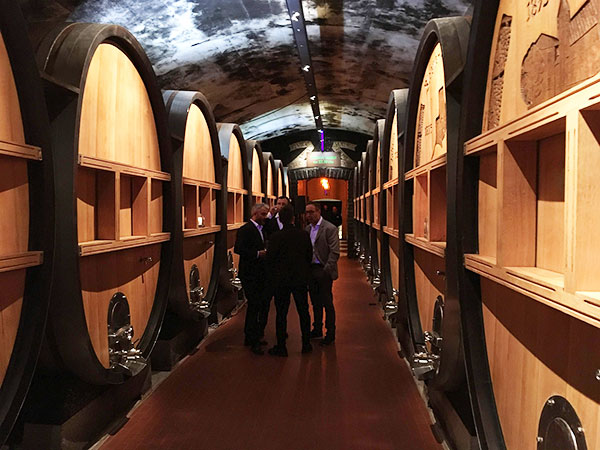 Il corridoio di botti che conduce alla sala dei dolci