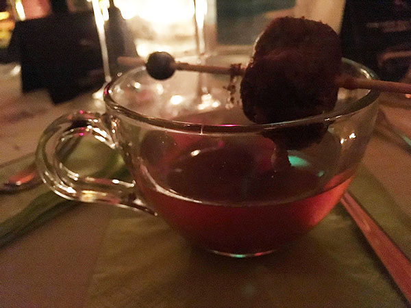 La tazzina in vetro con il Brodi di ristretto di coda di bue con tartufo di Norcia