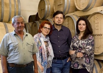 Stoycho, Tania e Hristo Bratanov con l'enologa Maria Stoeva