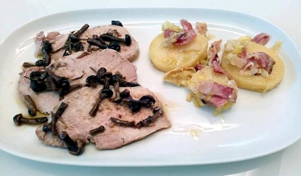 Arista al forno con funghi chiodini, patate, porri e speck