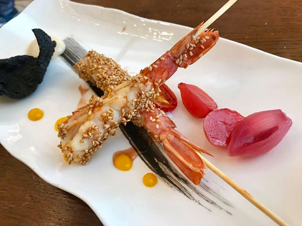 Gamberi con semi di sesamo e chips di nero dello chef Pietro D'Agostino