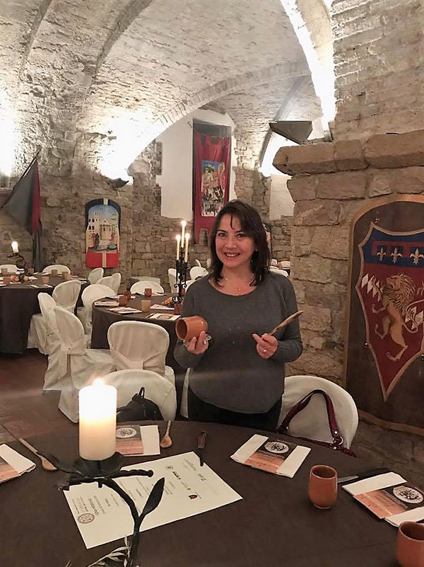 Carmen Guerriero con le uniche posate a disposizione: cucchiaio di legno e coltello