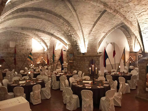 La sala del Museo del Foro Romano allestita per la cena medievale