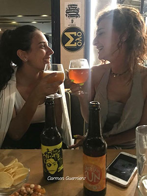 Le birre artigianali greche sono protagoniste degli happy hour tra i giovani nei bar attorno la fontana Morosini di Heraklion Creta