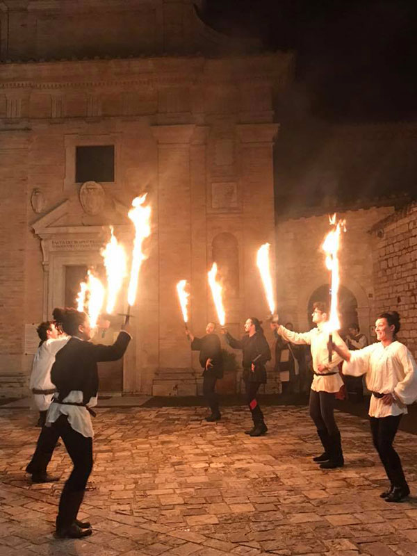 La rievocazione storica della danza delle spade di fuoco