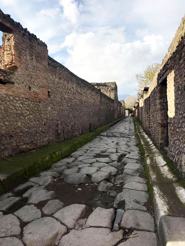 Una strada lastricata dell'antica Pompei