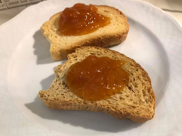 Fette biscottate artigianali Leonessa con marmellata di albicocche Pellecchiella