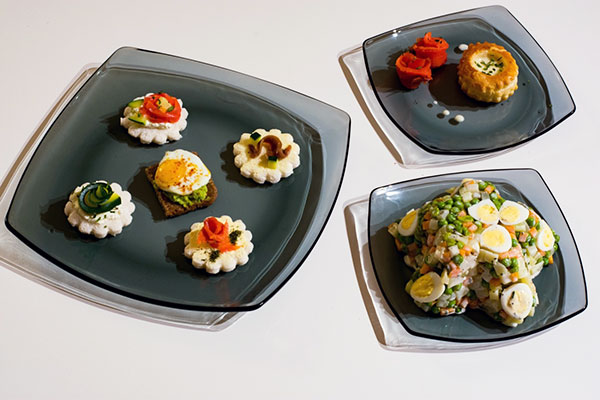 burro e acciughe, salmone e robiola con aneto e pepe bianco, uova di quaglia e avocado su pane nero, salmone e burro d’alpeggio con aneto e pepe rosa, insalata russa