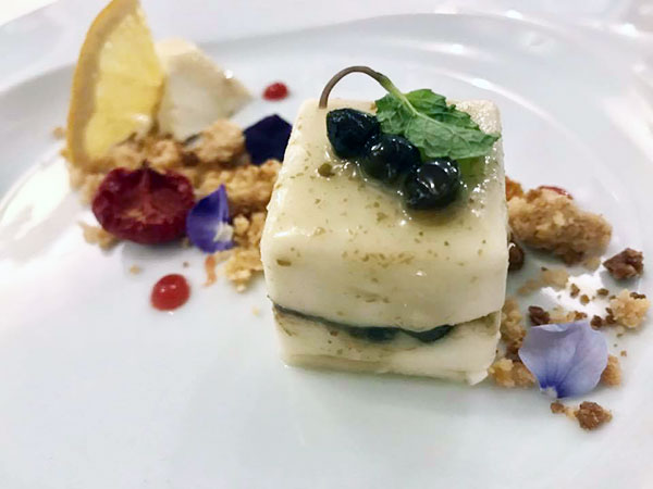 Mousse di ricotta con cappero candito e strausel di nocciola