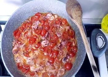 piatto a base di totani e pomodorini