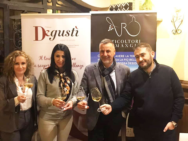 Angela Merolla con i coniugi Castaldi e il rappresentante di Romangia Viticoltori