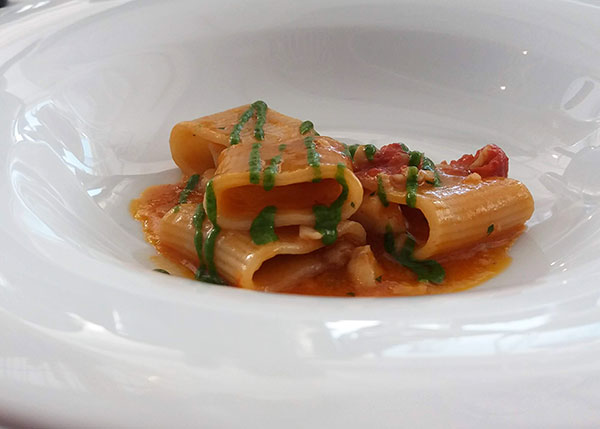 Il mezzo pacchero al ragù di ricciola, pomodorini e salsa al basilico