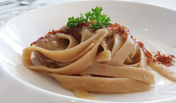 Pelusiello con crema di melanzane e canocchie con polvere di pomodorino dell'Azienda Ferrara