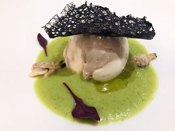 Alberto Amatruda e Tommaso Di Palma, la “Perla di mare”, cuore di patate e colatura di alici, su salsa di broccolo calabrese emulsionato all’acqua di vongole veraci e chips di alghe marine