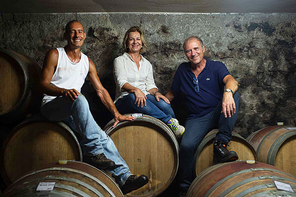 Alessandro Cancelliere in cantina con Paola Pavero e Alberto Osella