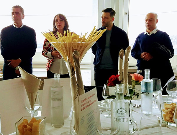 da sinistra Aldo Ferrara dell'Azienda Agricola Ferrara, Benny Sorrentino dell'azienda vinicola Sorrentino, Mariano Panariello, titolare del San Pietro Bistrot del Mare e Francesco Sorrentino della Pasticceria La Torre