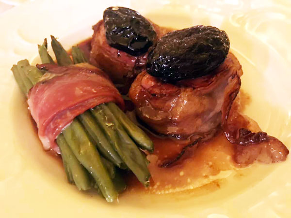 Filetto di cinta senese con lardo di colonnata e prugne, con fascina di verdurine baby Tolaini winery