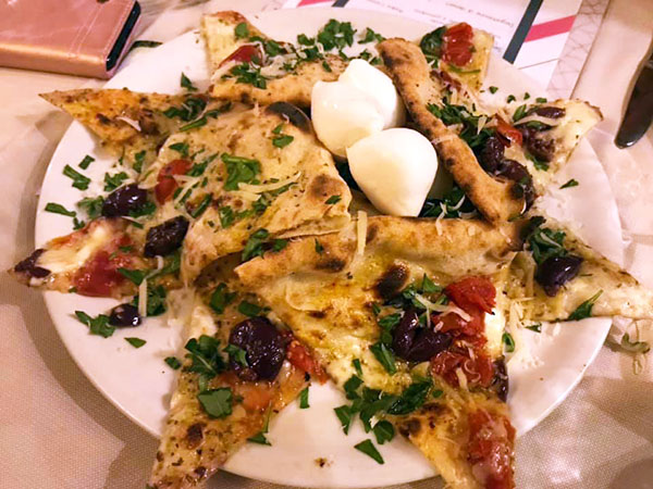 Pizza marinara con pomodorini del Vesuvio