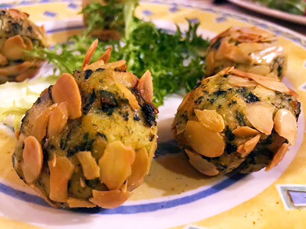Polpette di patate con spinaci e scaglie di mandorle