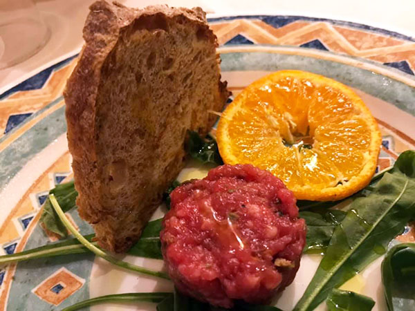 Tartare di manzo e pane croccante