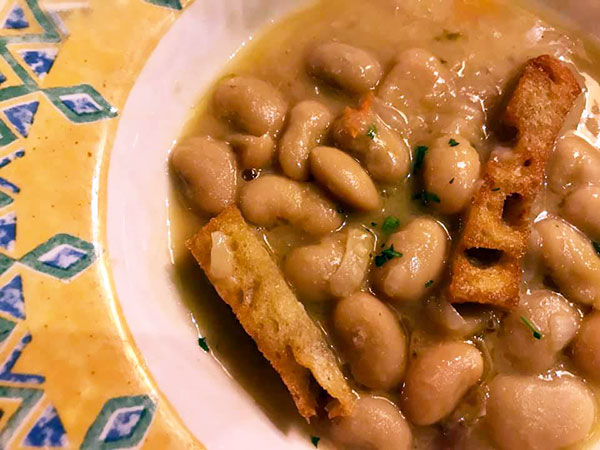 Zuppetta di fagioli e crostini all'aglio