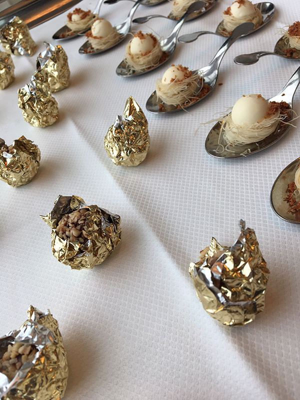 La pralina al foie gras, nocciole e cioccolato extra fondente e altri finger food