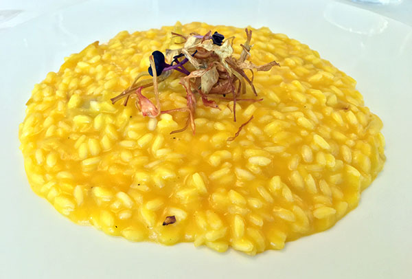 Risotto mantecato alla crema di zucca e carciofi saltati al timo