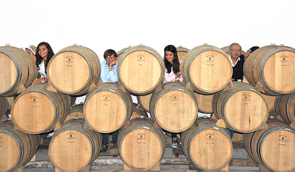 Famiglia D'Angelo fra le botti