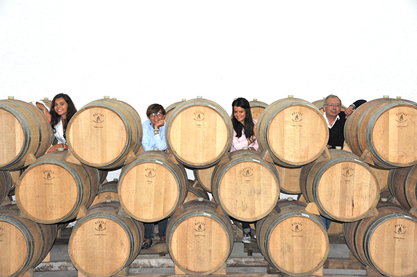 Famiglia D'Angelo fra le botti