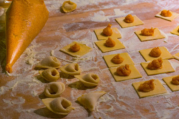 preparazione cappellacci di zucca