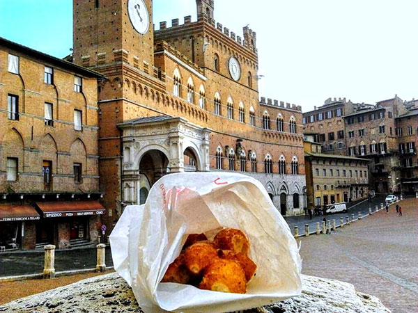 Frittelle in Piazza del Palio a Siena
