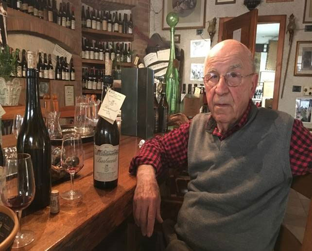 Lino Maga nella sua cantina storica