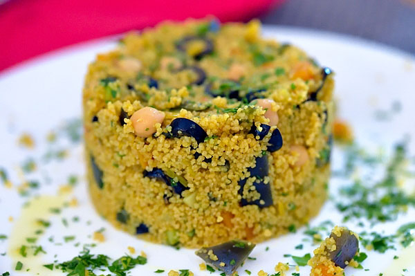 Cuscus di verdure, ceci e olive nere