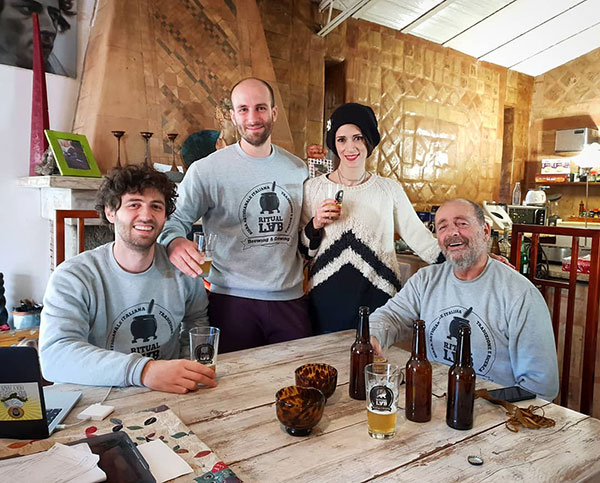 Casa Ritual: Hilary Antonelli con Valerio, Giovanni e il papà Bob