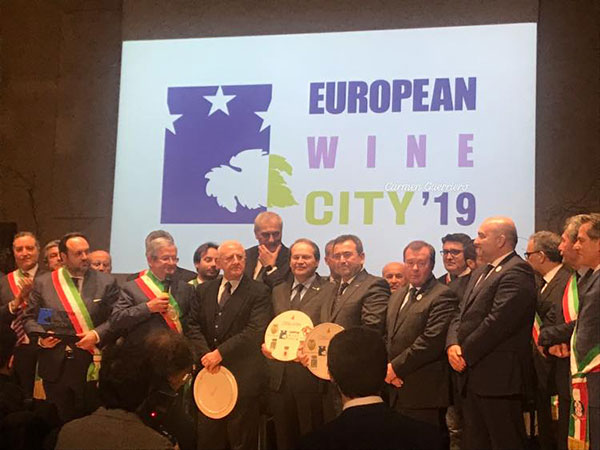 Vincenzo De Luca Presidente Regione Campania, il portoghese José Calixto Presidente di Recevin, Floriano Zambon e tutti i sindaci sanniti