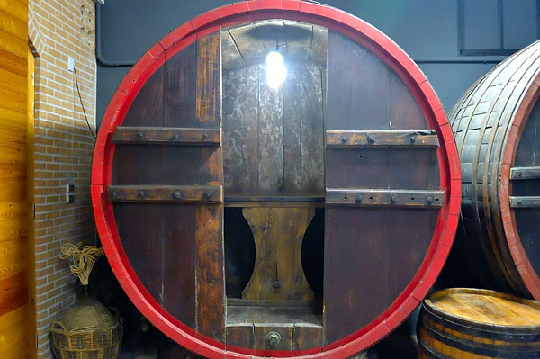 Botte allestita con tavolo e sedie per degustazioni