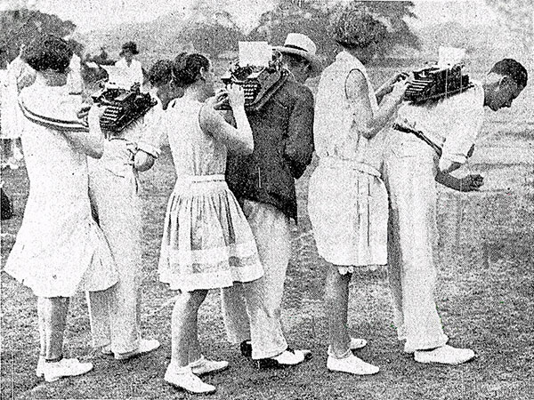 ragazze con macchine da scrivere