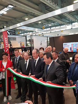 Inaugurazione stand Città del Vino con il Governatore Luca Zaia, il presidente Floriano Zambon e Josè Calixto, presidente Recevin