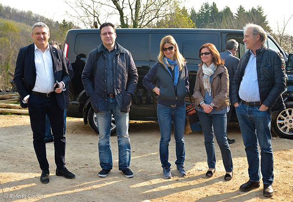 Renzo Duella (Poderi Garona), un importatore, la compagna di Marco Bui, Anna Sertorio (Podere ai Valloni) e Alberto Osella (Cascina Montalbano)