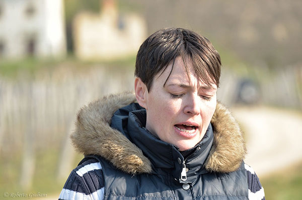 Marina Vallana Fogarty di Poderi Vallana, mentre racconta ai giornalisti inglesi delle terre dell'Alto Piemonte