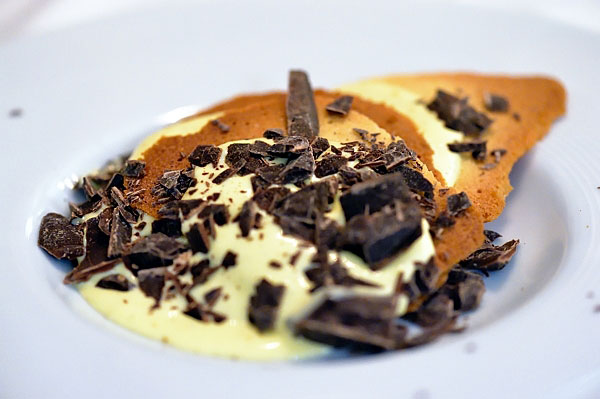 Millefoglie di lingue di gatto, crema inglese alla vaniglia del Madagascar e cioccolato "Samana'" della Repubblica Dominicana