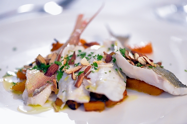 Filetti di orata selvaggia al vapore, con zucca confit e mandorle