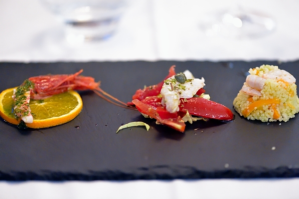 Gambero rosso marinato, Merluzzo al vapore e pantesca, Cuscus con crudité di gamberi