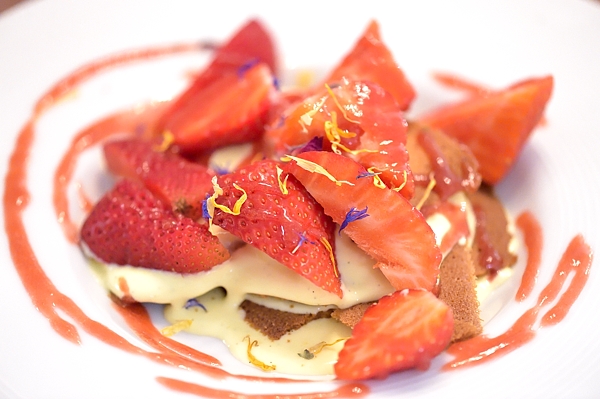 Millefoglie alla crema inglese alla vaniglia del Madagascar, Fragola Favetta di Terracina e fiori eduli