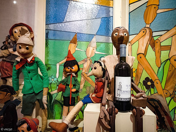 alcuni giocattoli del museo e la Freisa di Balbiano