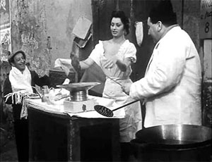 Sofia Loren mentre prepara le pizze fritte