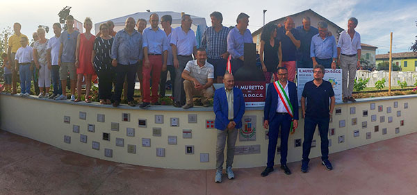 Il muretto del Nizza presso Moasca con il sindaco Andrea Ghignone a fianco del presidente Gianni Bertolino e gli altri produttori